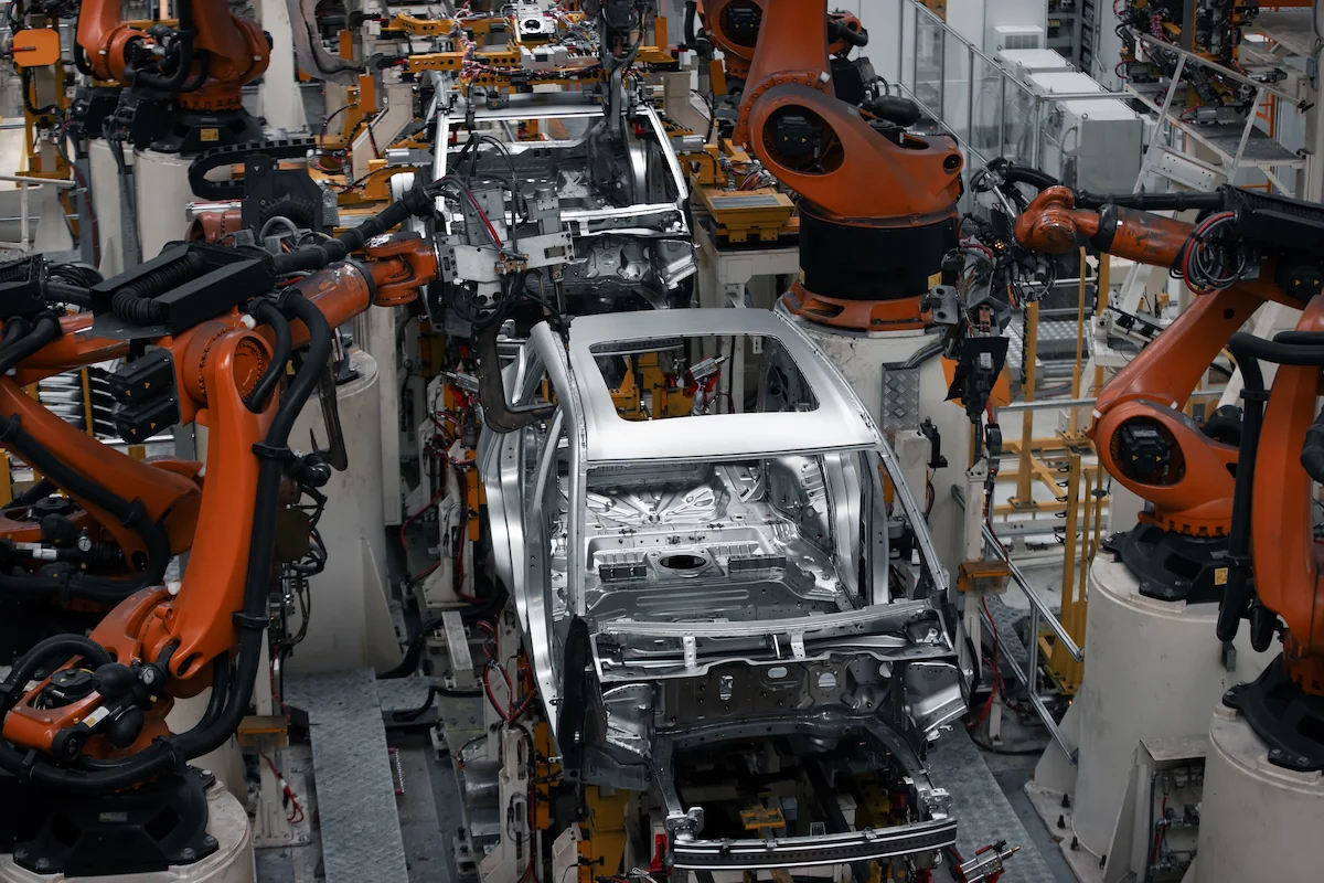proses manufaktur mobil pada pabrik otomotif