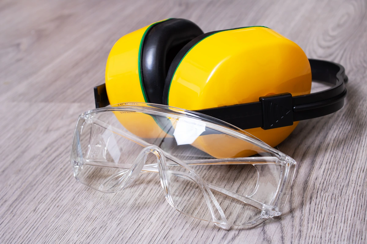 helm dan safety goggles yang terbuat dari polikarbonat