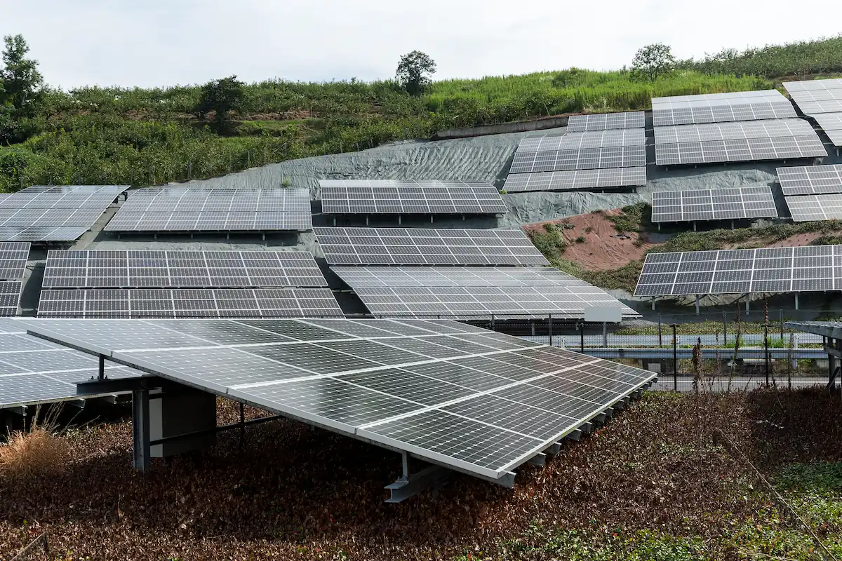 jajaran PLTS off-grid di lahan terbuka