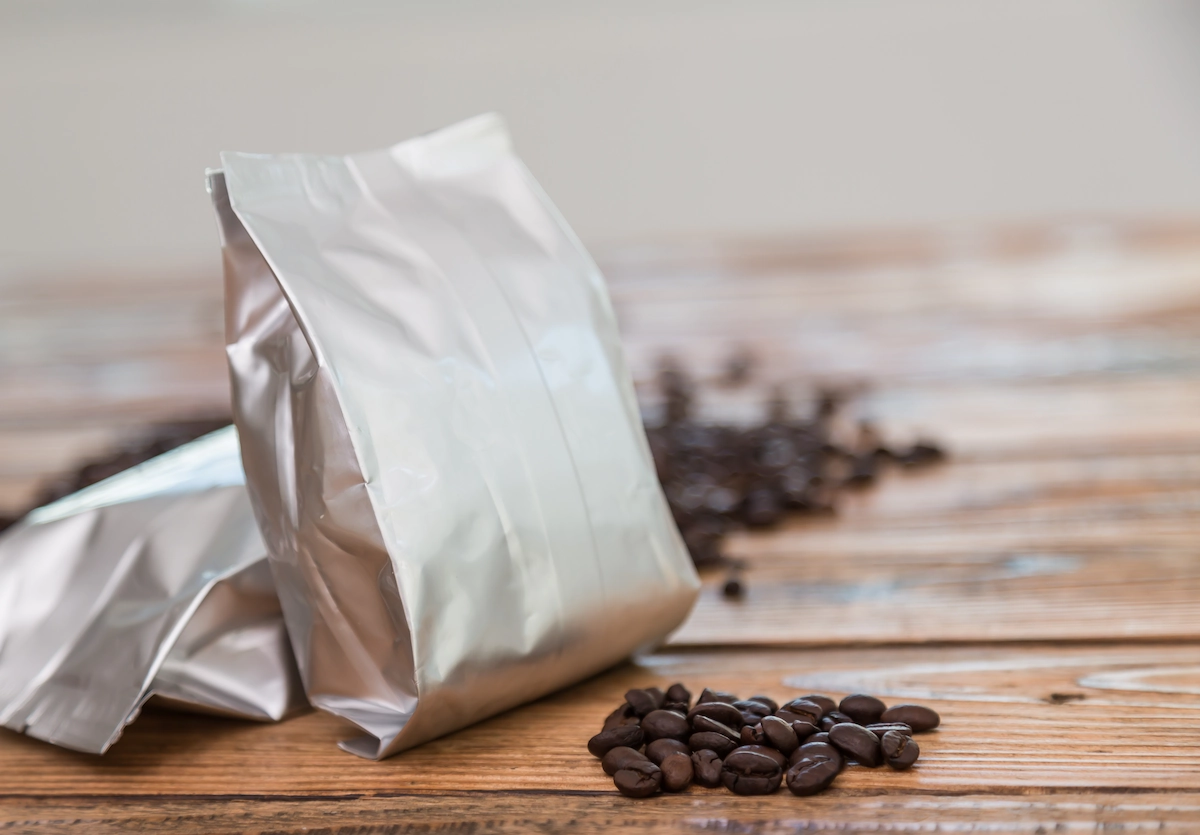 biji kopi di dalam kemasan plastik metalize