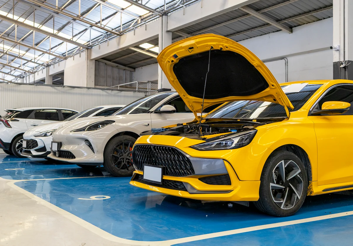 jajaran mobil pada pabrik otomotif