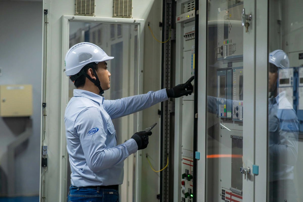 pegawai KCE sedang memeriksa kinerja energy management system
